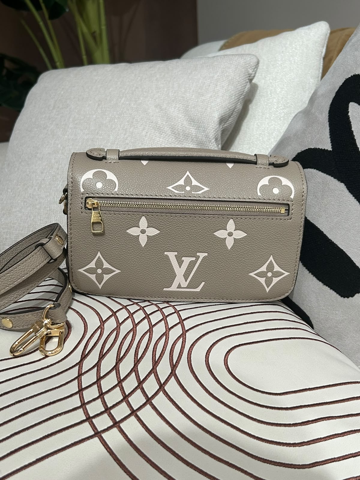 Lv Metis east west 100%Authentic,98%new ✅dust bag  