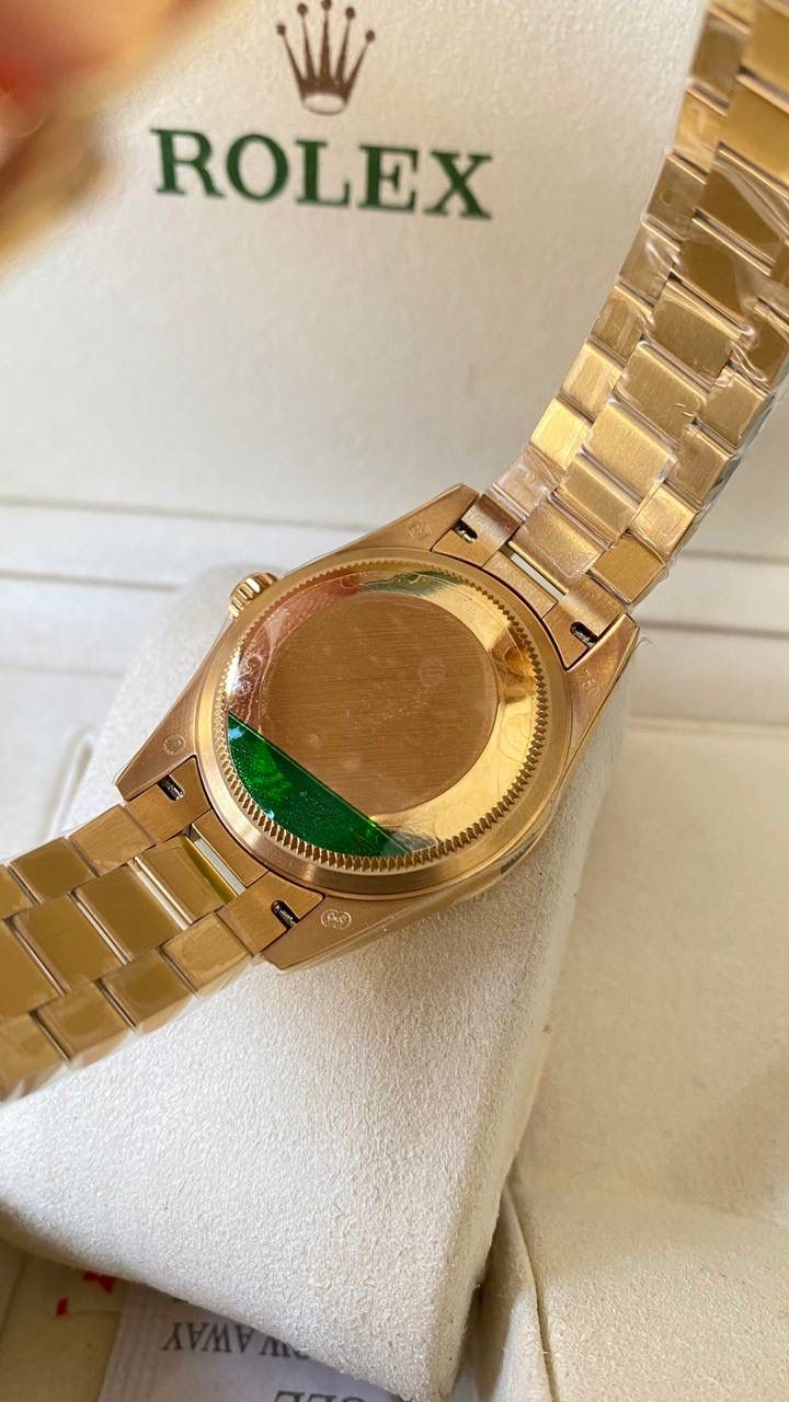 劳力士Rolex女款蚝式日志型腕表31mm 到货 实拍，花朵盘面款型号，所见即所得 原装开模，一比一制作，组件都按照原装逐一复制，配件均可与原装互换。 一表一卡一码 ✨ 表扣类型：隐蔽式摺叠皇冠带扣。 实心精钢材质！ 【表壳】尺寸31mm ，一体成型中层表壳，旋入式底盖及上链表冠； 旋入式结构：双扣锁双重防水系统，旋紧于表壳，使得更加防水。 【镜面】采用蓝宝石防刮损蓝水晶，小窗凸透镜放大日历镀蓝膜。 【表盘】：各色泽逐个调节色泽实现零色差区别，打磨字钉，顶级瑞士超强冰蓝色夜光，底纹细腻，颜色对版; 原版日历字体，原版指针及秒针轴一致 【机芯】采用最稳定的丹东2824机芯为基础，改装同步原版2236机芯一致原版日历字体 （1/31日期）个个正中，一体成型，不会出现卡日历状况。同时也提供：【纯进口全新瑞士SW -200机芯配置选择】，其性能同步原装一样出色，精准恒久，更佳稳稳妥妥，实现真正几乎零返修！