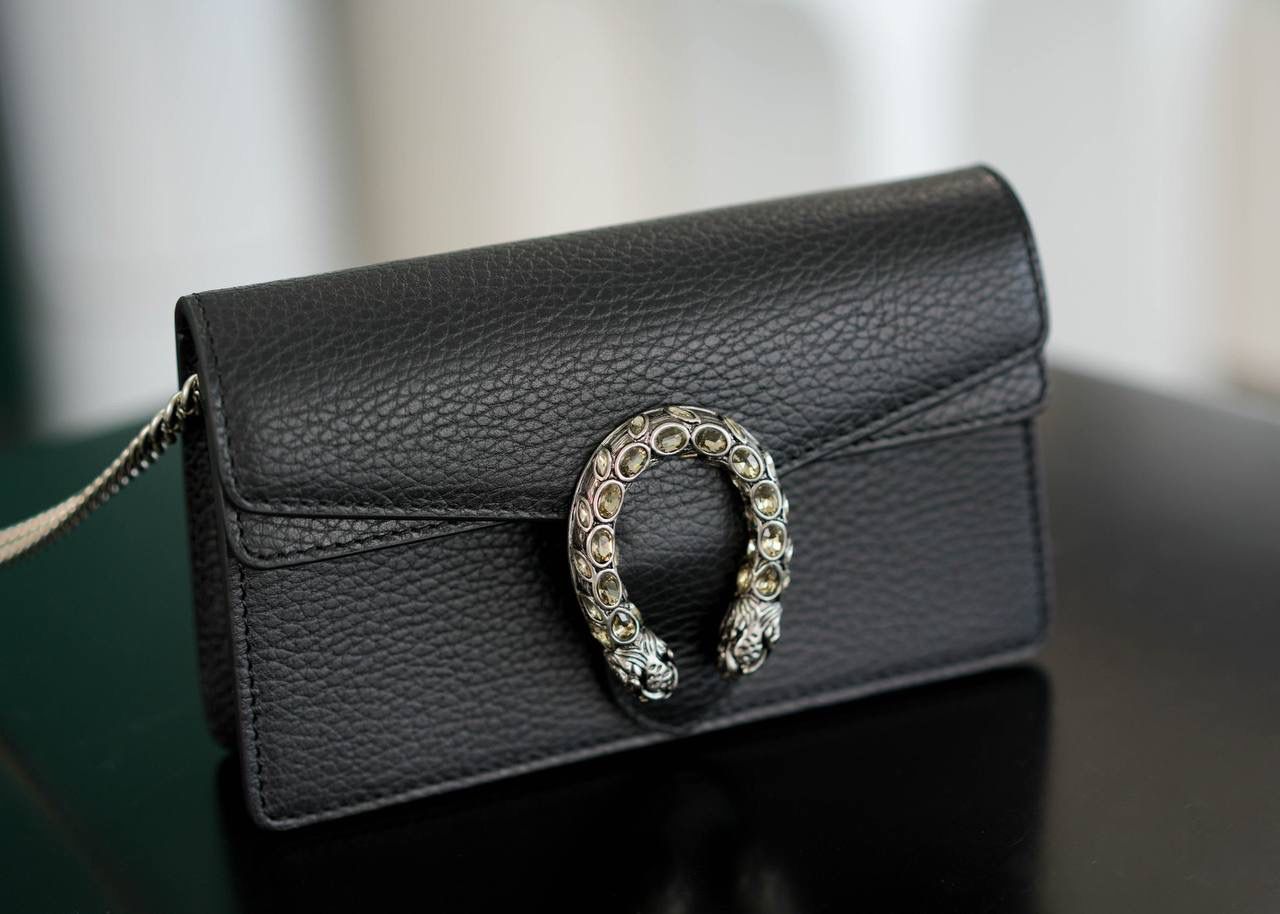 🥯GG Dionysus系列超迷你手袋酒神 黑色钻扣 16.5cm 正品售价,700 GG家小包推荐，酒神里面的经典款 经典酒神扣搭配原厂小牛皮全皮黑 出镜率非常高 简直是穿搭利器 官方款号 476432 尺寸迷你：16.5x10x4cm 小号：28x17x9cm