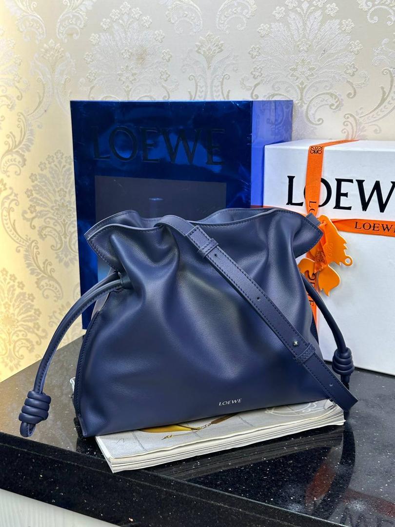 全新升级—𝙁𝙡𝙖𝙢𝙚𝙣𝙘𝙤出货啦✅ ❤️升级版福袋正面新增品牌烫金𝙇𝙤𝙜𝙤代替压印𝙇𝙤𝙜𝙤，肩带加宽同时增加两侧狗扣五金代替原本皮穿扣肩带，精致又便捷🥰 ❤️独家定制皮料五金，小牛皮皮质手感十分柔软且耐用，肩带🉑拆卸🉑调节，多种背法任你选择，容量超大，日常出行必备😍 ❤️独家品控，完全对版细节，全套礼盒🎁包装给你满满的仪式感🥰 中号尺寸：𝟯𝟬-𝟮𝟰.𝟱-𝟭𝟬.𝟱𝗰𝗺 款号：052028 深邃蓝【配全套礼盒】