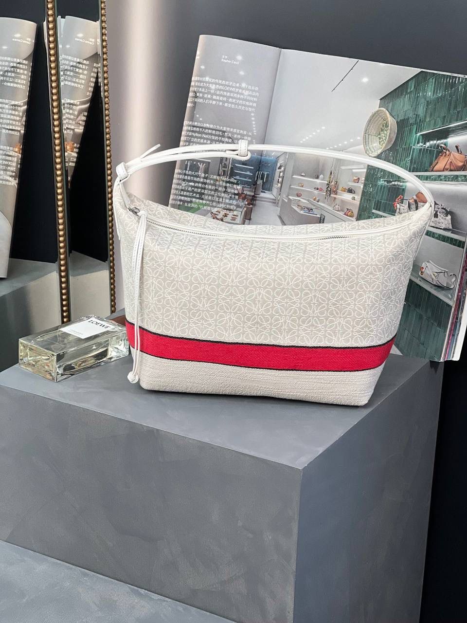 * 𝘊𝘶𝘣𝘪 𝘈𝘯𝘢𝘨𝘳𝘢𝘮 提花布手袋✌️ 大号尺寸:27-17-22cm（顶部宽处34cm） 小号尺寸：21-12-17cm（顶部宽处25cm） 编码:062102小花/红色条纹/提花布 包包面料挺括度适中，没有固定形状 ，背上出门慵懒氛围感十足😘，肩带可以调节，伸缩至腋下背，单肩，手拎皆可