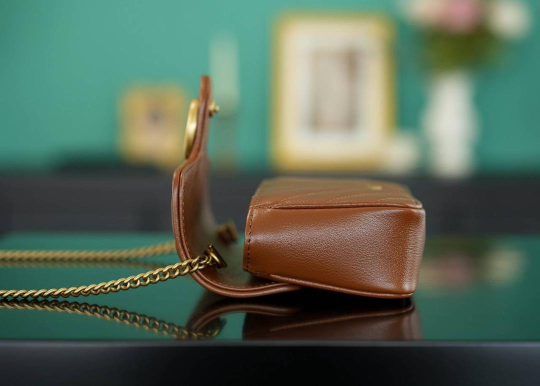 👜Marmont系列肩背包经典款 焦糖色 mini16.5cm💕 （原厂皮 全铜五金） 正品售价,500 GG家的招牌款 原厂牛皮搭配经典的双G扣，复古做旧风格 一只超可爱的小马蒙~喜欢小包入它准没错 官方款号 476433 尺寸小号：21x12x5cm 尺寸迷你：16.5x10x5cm