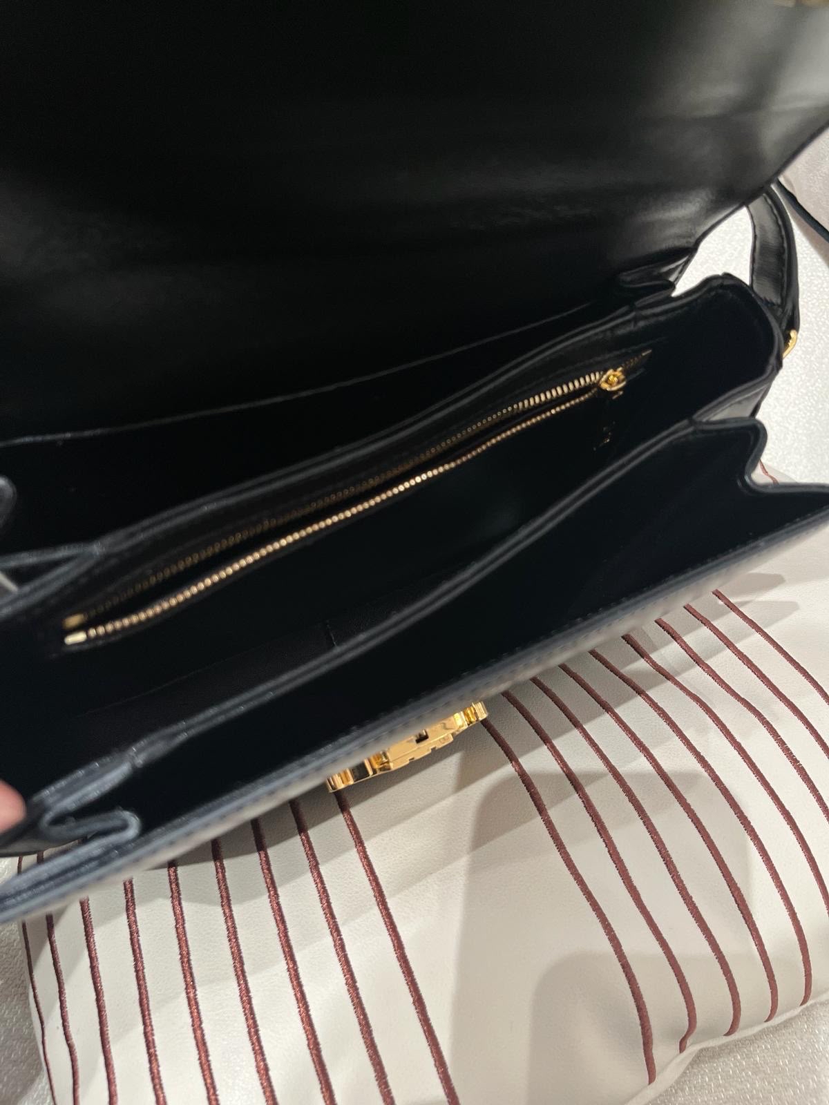 Celine CLASSIQUE TRIOMPHE 黑金凱旋門 box medium flap bag 22x15.5x6cm 100%Authentic ,95%new  ✅tap booklet ✅dust bag✅box  專門店售價$32,000✨📣