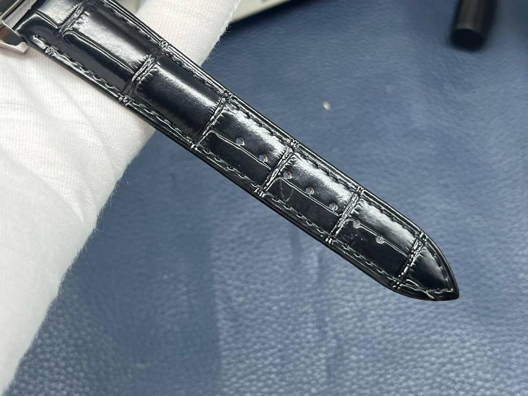 百达翡丽复杂多功能系列5135G--010重磅登场，迄今推出的首款Nautilus复杂腕表，以超复杂的工艺技术打造休闲运动腕表。 1⃣️小身板大能量：尽揽以下功能∶12点位日历功能 10点位星期功能 2点位星期功能 6点位24小时。所有功能都可正常使用。 2⃣️机芯采用版Cal.240自动上链机芯，在实现外观的逼真前提下，功能一并完美诠释。 3⃣️改装大师独立制表人，倾情参与定制改装表盘颜色，给予独一无二的腕表增添有趣的灵魂！