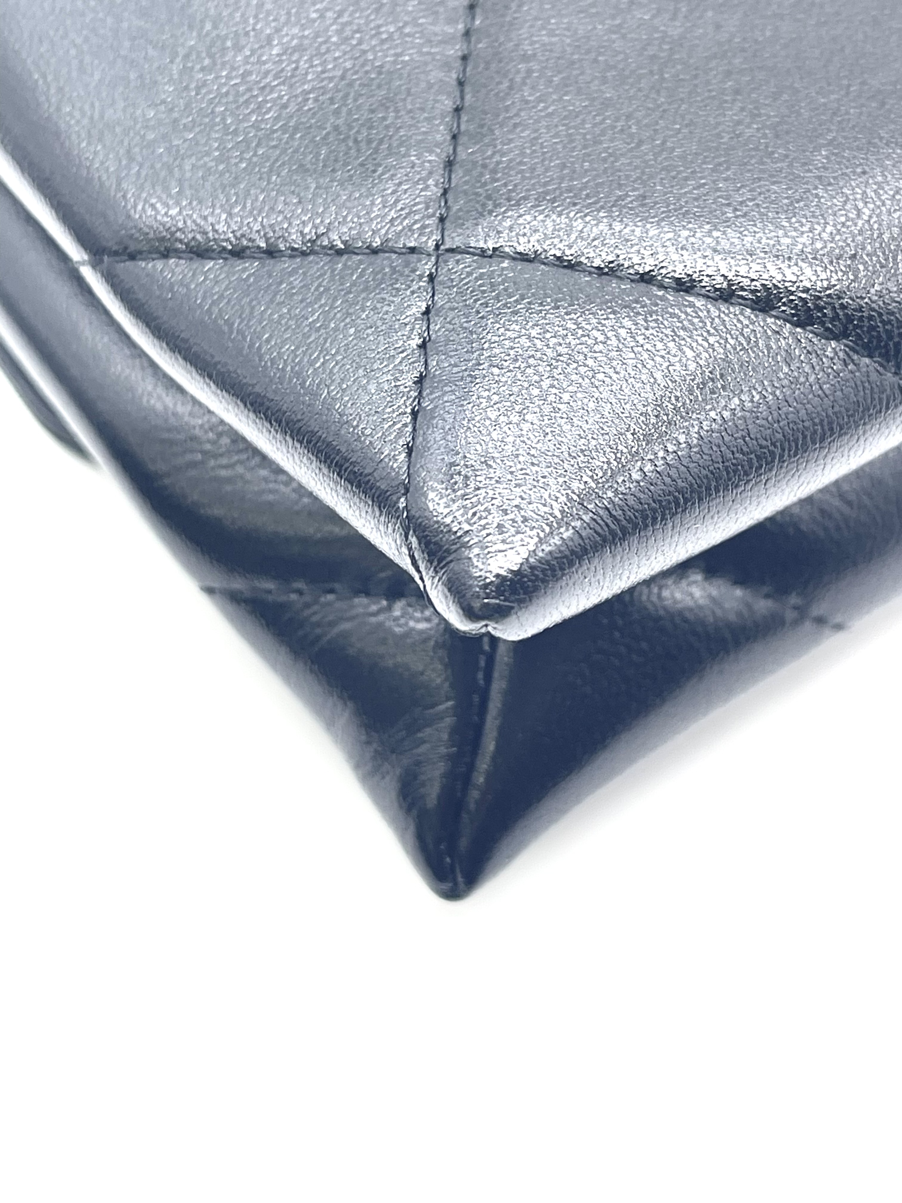 Pre-Owned Chanel Black CC 19 Quilted Chain Wristlet Clutch / Product Code: 26041204