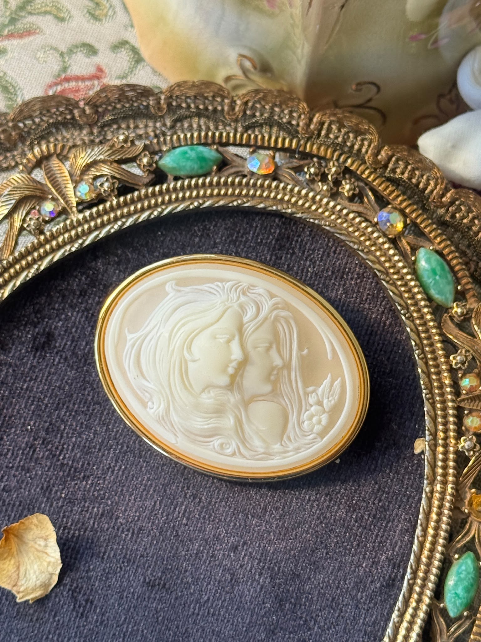 Vintage C.a. 1970s Double Lady Silhouette with Flowing Hair Shell-like Resin Cameo Brooch (MZ025)