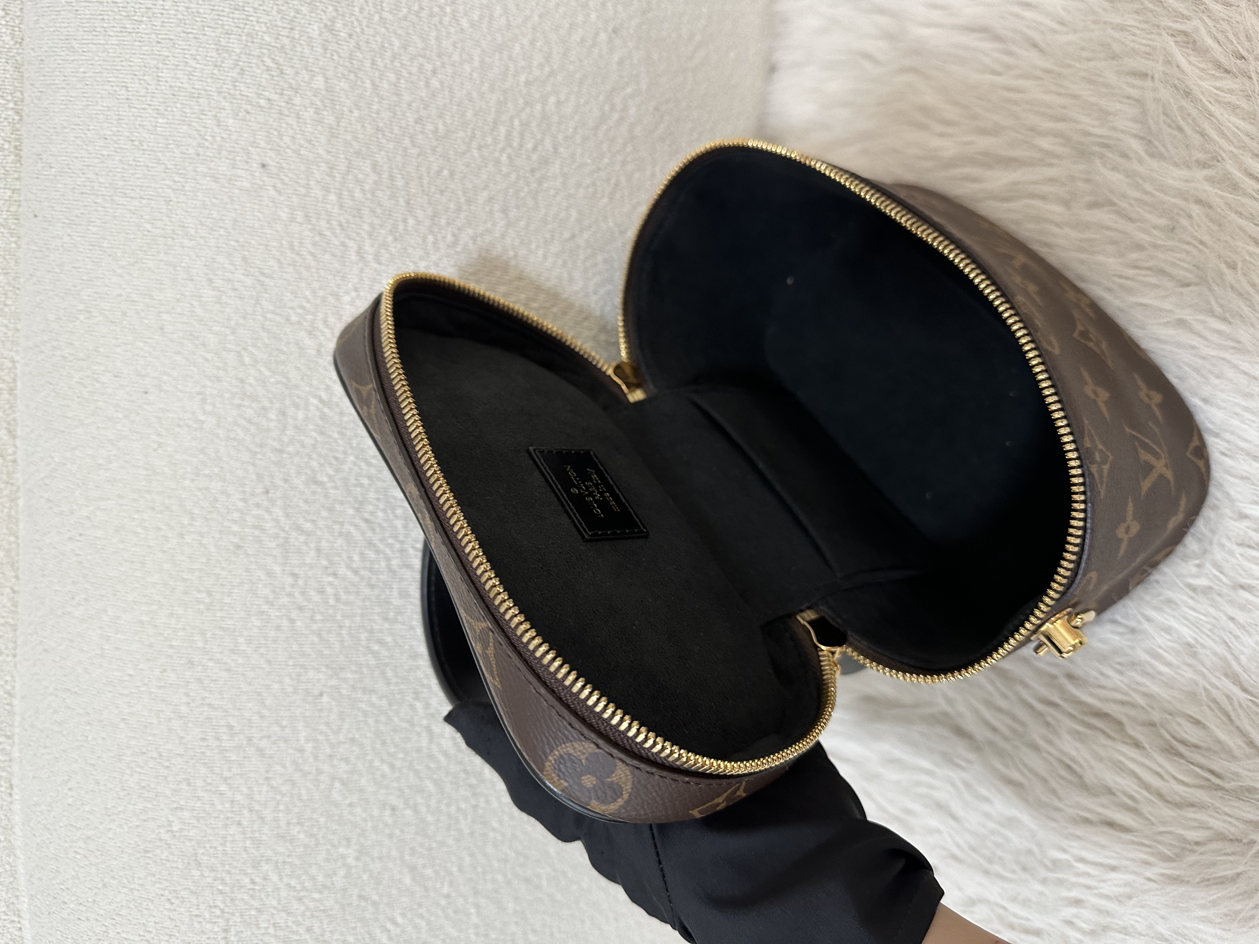 Pre-owned Louis Vuttion Vanity PM Monogram Reverse Canvas /  Product Code: 26022110