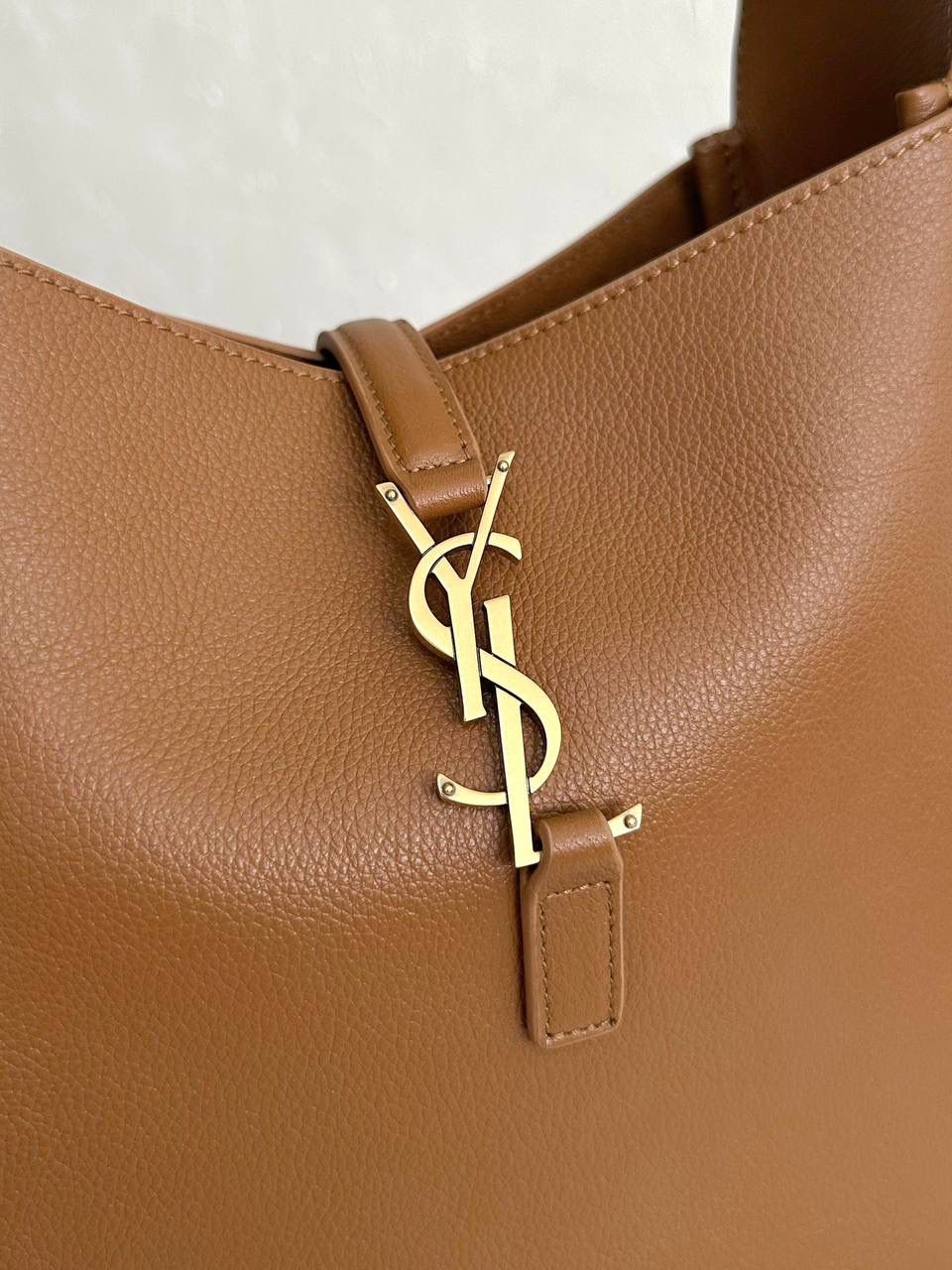 销量王🔥 ys1 hobo bag腋下包 我和你们说，这只包看着普普通通 但是上身是真的很好看！ 第一次看到他们家有这种慵懒的腋下包 整个包都是柔软的原厂胎牛皮 又轻容量又大，真的很～～好背 这只包的灵魂在于圆滚滚中又有型 市场很多做得太挺括硬朗，那种货打咩啊❌ ZP开发⚠️全套包装哦～ 23×22×8.5cm713938m