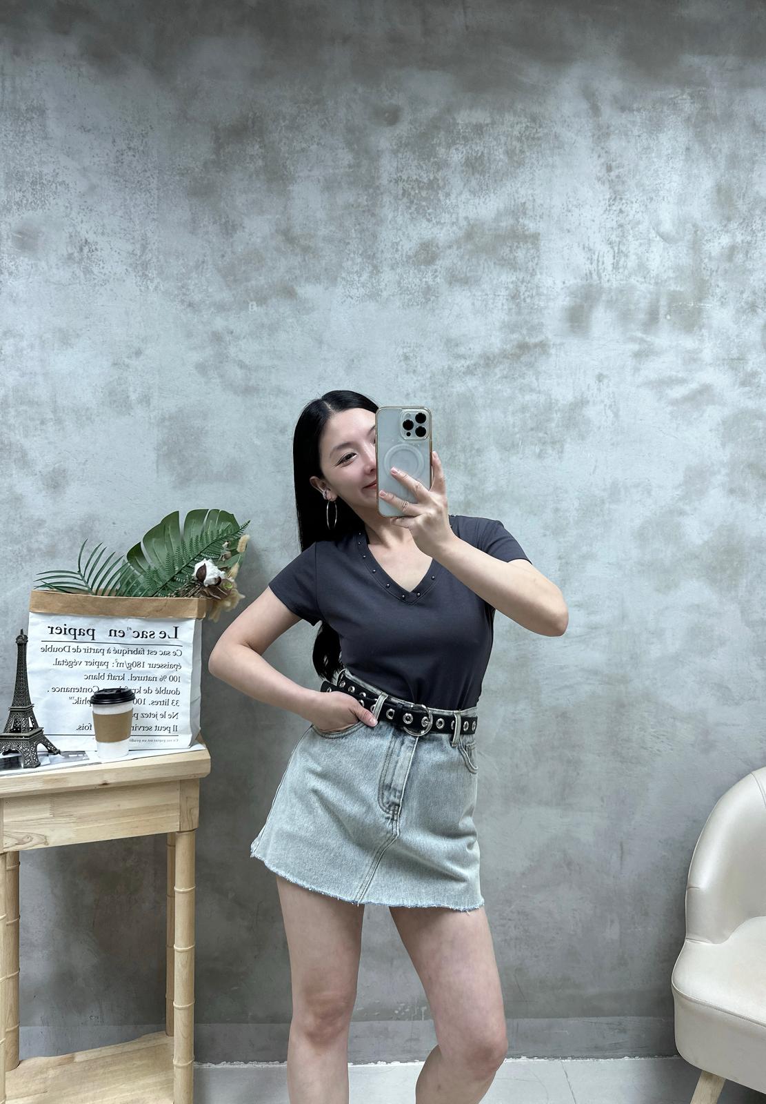 S02 V領鍋釘Tee