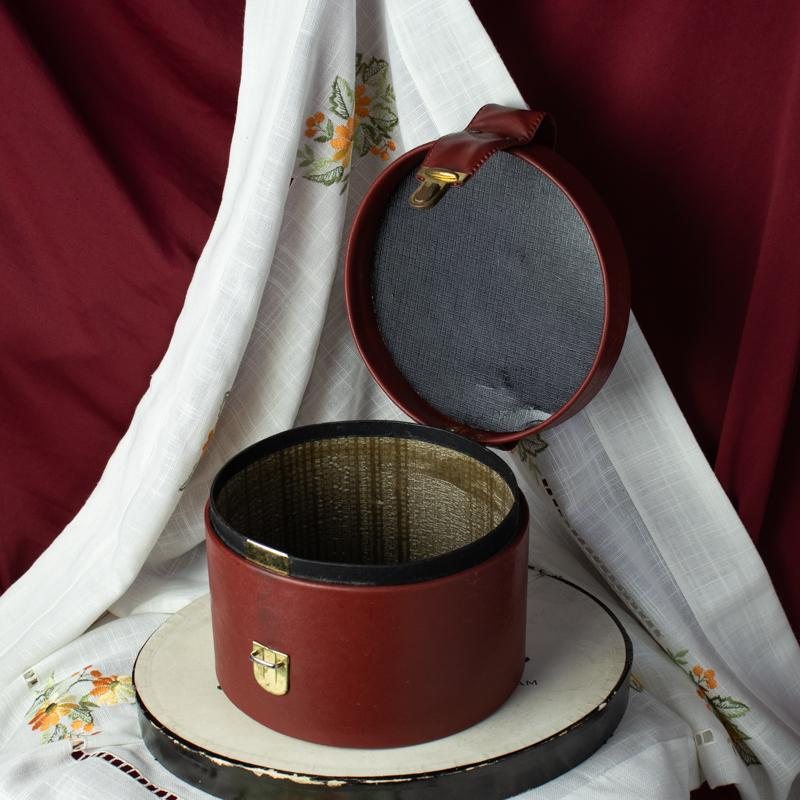 Vintage 1960s MOD Lipstick Red Hat Box/Cosmetic Box Faux Leather Handbag(EV388)