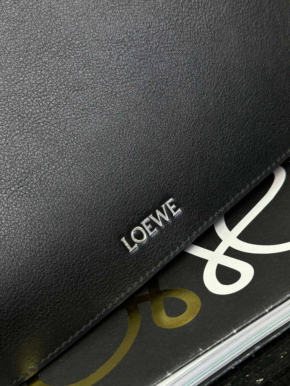 【全皮黑色】 𝙇𝙤𝙚𝙬𝙚 𝙁𝙡𝙖𝙢𝙚𝙣𝙘𝙤 𝙎𝙖𝙩𝙘𝙝𝙚𝙡 福袋款邮差包 ➕刺绣🅾️字母宽肩带 编码：062404 尺寸：𝟑𝟒-𝟏𝟐-𝟐𝟒𝐜𝐦 新款以经典福袋收缩打结为元素，采用内部麂皮➕外部进口小牛皮➕刺绣字母宽肩带的精致搭配打造全新升级款邮差包🅰️，可斜挎、肩背和手提，超大容量满足日常所需🎈