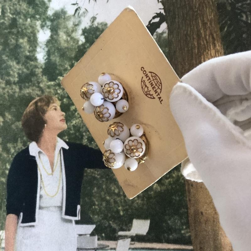 Vintage C.a. 1960-70s Canadian Continental Milk Bead Clip Earrings On Original Card(MT1100-8)