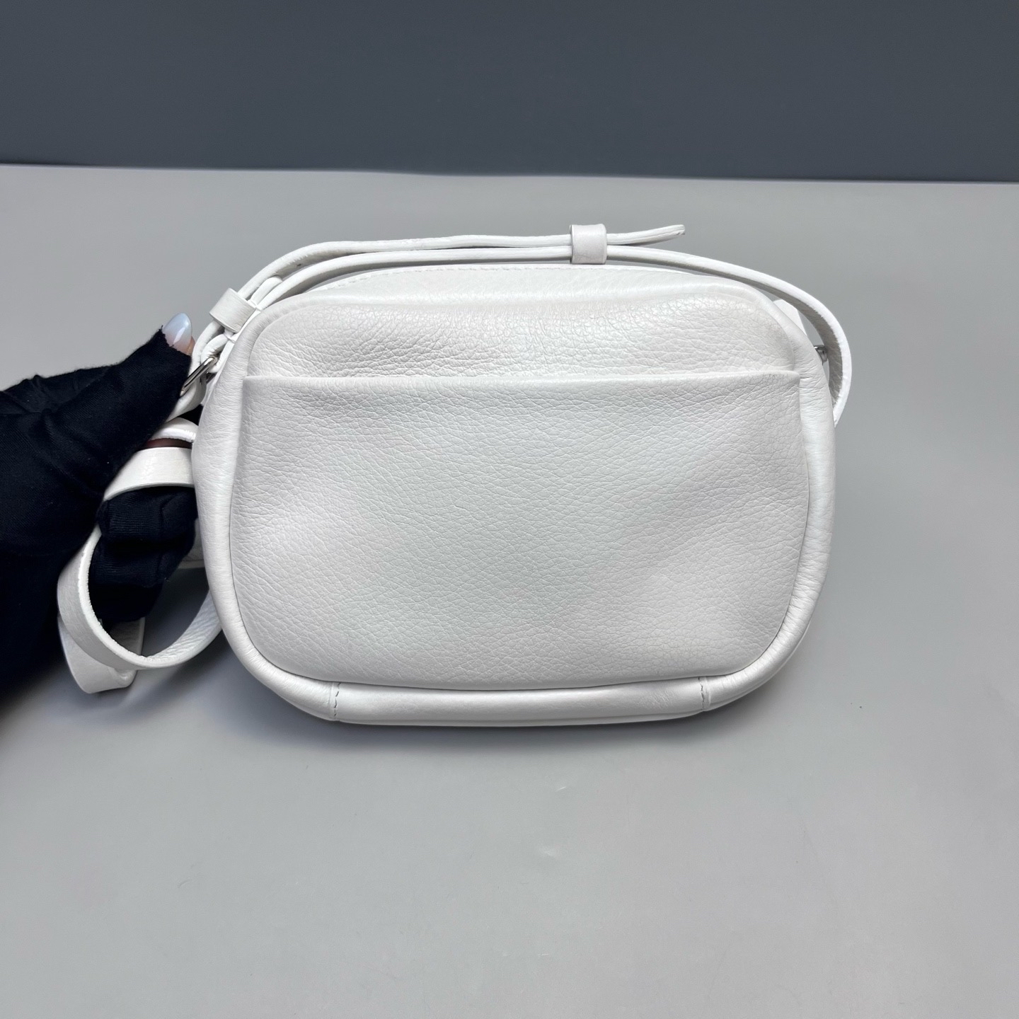 【預訂貨品】巴黎世家白色全皮相機包