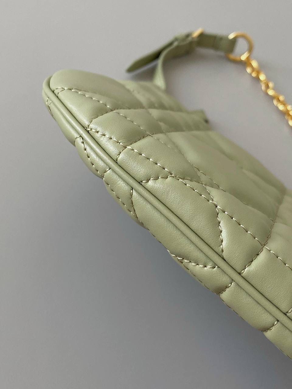 🈶灰绿色，指定色 𝗗𝗶𝗼𝗿 𝗰𝗮𝗿𝗼系列的郁金香手袋 我的新包有魔法！超级好玩的 还是超大藤格纹小牛皮，柔软质感 最惊喜的是在肩带链条上的灵活性 抽提搭扣法瞬变郁金香花苞形状 可可爱爱！手拎手提，随意切换腋下背 法式时髦感很强啊，一只上身超绝的小包 25×16×2.5cm，#7101m