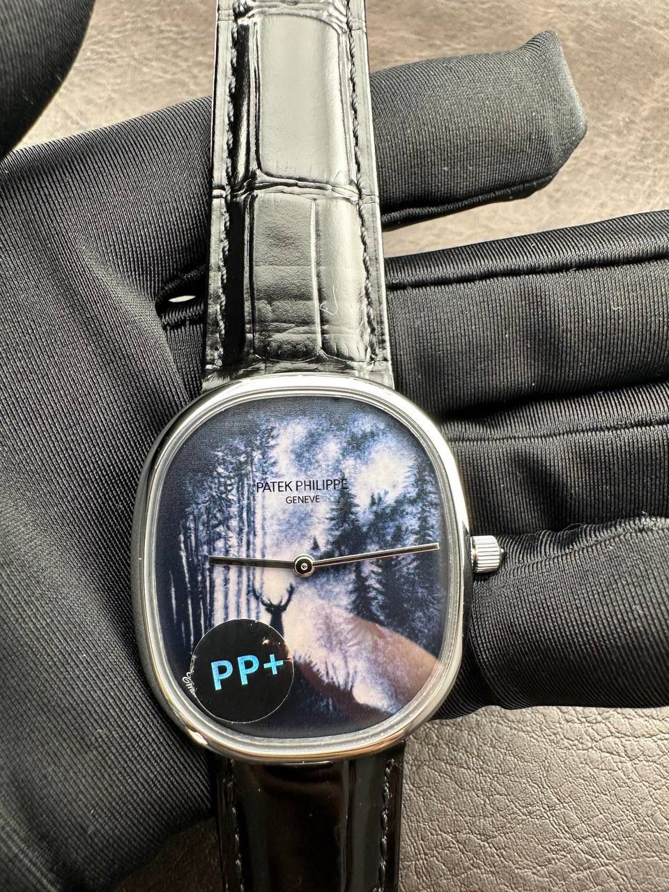 PP➕ Factory2025新品首发｜百达5738系列 68克配重版 复刻经典，更胜经典——GOLDEN ELLIPSE 黄金椭圆腕表重磅登场！ ✅ 黄金分割美学重塑：遵循1:1.6181经典比例，34.5MM×39.5MM椭圆表径搭配7.7MM纤薄厚度，复刻古典韵味与佩戴舒适度。 ✅ 316L精钢表壳：介于圆形与矩形之间的别致椭圆轮廓，还原原版线条张力，质感细腻出众。 ✅ 3D立体云贝母表盘：专属浮雕打印工艺，折射神秘深邃光泽，告别市面暗淡平庸款，上手自带高光。 ✅ 定制进口小牛皮表带：21X16尺寸对版原配，搭配同型椭圆表扣，与表壳设计遥相呼应，贴合手腕更显格调。 ✅ 9015精准机芯：走时稳定精准，兼顾实用性与耐用性，日常佩戴无压力。 PP➕不做“远观款”，只为呈现最接近原版的真实佩戴体验——从细节质感 to 上手触感，每一处都经得起近距离审视，让经典韵味在腕间完美延续！