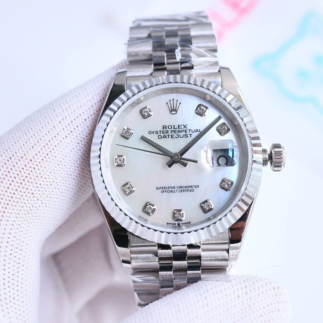 clean厂/C厂 劳力士 ROLEX 日志系列 🎮直径 36mm日志 ①:搭载一比一超级3235一体机芯 无卡度机芯装饰 机芯及其稳定 ②:整表904L精钢 /搭配ar厂钢带 以及ip真空电镀铂金牙圈 /掉色免费更换，狗牙圈唯一对版尺寸！ ③:表盘太阳纹无限接近原装 铽别是绿色！薄荷绿颜色对版！🎮 ④:全市场唯一日历字体对版 后续1-31号挨个字体真假对比 ⑤:唯一做到指针夜光/字钉夜光 做到同色 因为都是第三方工厂加工+自购瑞士 c1+c3夜光粉 ⑥:字钉/皇冠唛头钉 全白金电镀处理