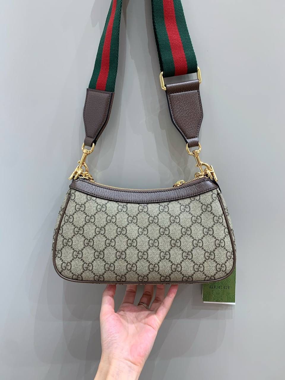 新背景实拍正品级 。Gucc1 ophidia双G链条包（最高版本） 双G版本更好看，确实是很耐看，即使这么久了，现在来看依旧是好看的，还是很想入手的经典款，没想到一向保守的Ophidia系列，现在居然会加上小可爱双G这种元素，居然也不会别扭，反而增加了一些可爱感！💕👜 型号 735132双G 尺寸25/15/6cm