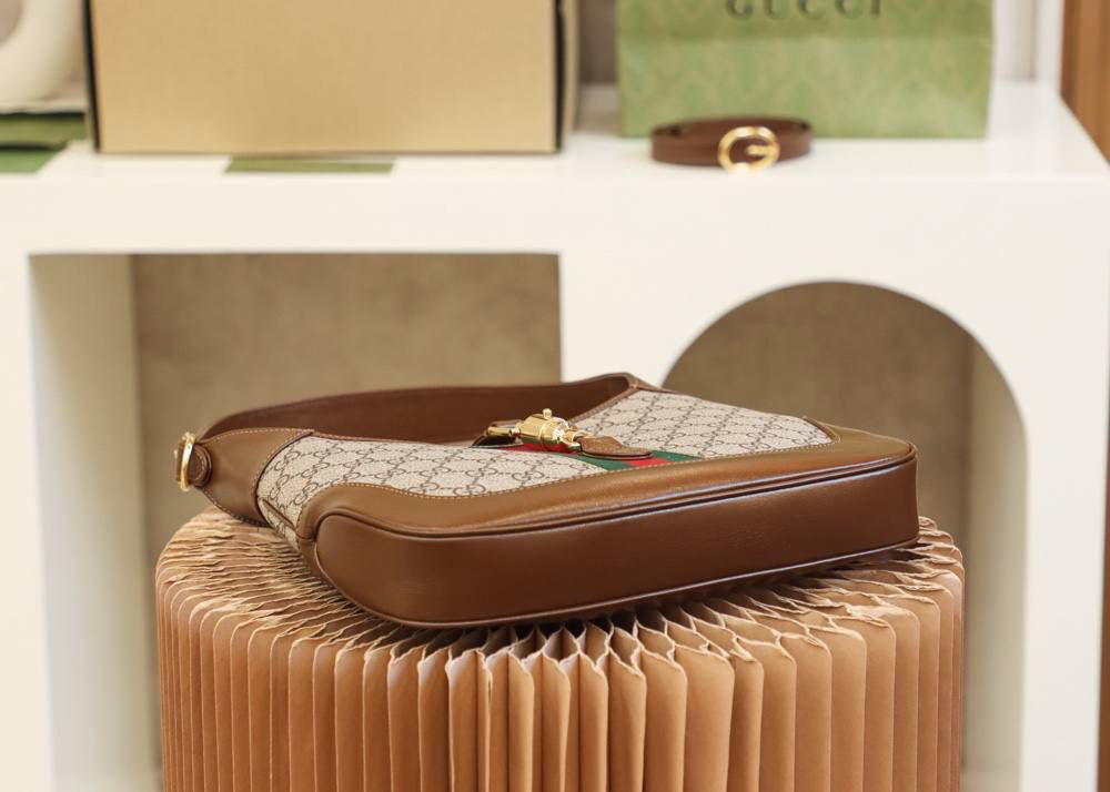 𝐉𝐚𝐜𝐤𝐢𝐞 𝟭𝟵𝟲𝟭 系列#636706# 原厂皮 ☑️尺寸：28*19*4.5𝐜𝐦 经典𝙅𝙖𝙘𝙠𝙞𝙚在𝟲𝟬年代与𝟳𝟬年代被称为“流行趋势” 在现代中以经典的姿态重新回归， 依然是那股复古经典的姿态。 将60年代的气息与现代的元素碰撞出不同的时尚感！ 不仅让人感受到浓郁的复古美感， 还多了时尚潮流的气息，结合起来真的是非常🉑️ 两条肩带设计，让人拥有不同的风格魅力无限。🔥🔥