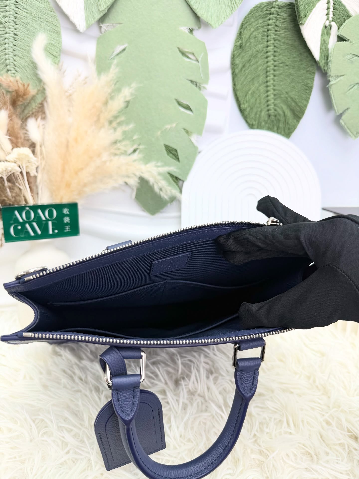 lv👜 PRE OWNED 🛍️ 藍米琴譜袋 特別版 有肩帶  Size: 24*6*28cm 配件 -肩帶🫶🏻  優惠價 $14980  #收袋王  喜歡的話快點pm/whatsapp 我們💓 銷售熱線51111 321（whatsapp)  我們服務包括有：手袋飾物回收、手袋置換(一換一、一換多也可以） 、專業手袋鑑證、專業手袋護理 Is 購買方法 🏢親臨門市 荃灣南豐中心15樓1521室（荃灣地鐵站a出口1分鐘到）敬請預約 ❤️只賣正品正貨，任驗💓🫰🏻 ❤️‍🔥本店為香港註冊公司絕對真貨，信心保證👍🏻 🫰🏻本店設有鑑證服務，有駐場鑑證師  ✨歡迎追蹤我哋各個平台緊貼最新優惠x貨品🔥😍 👇🏻👇🏻👇🏻👇🏻👇🏻👇🏻👇🏻👇🏻  ⭐️Instagram: aoaocave  🌈Facebook: aoaocave收袋王  🔥Carousell: acluxuryhk  👆🏻👆🏻👆🏻👆🏻👆🏻👆🏻👆🏻👆🏻  ___________________________  Disclaimer🫰🏻All trademarks and copyrights are reserved to the original brand holders. @AOAOCAVE sells only authentic goods and is not affiliated with any of the brands mentioned.  @AOAOCAVE 跟任何品牌無關，而且沒有持有任何品牌資版權，亦沒有與任何品牌合作。所有商標及版權歸屬於品牌坊所有，帖子只作分享用途。  #aoaocave #手袋回收 #名牌買賣