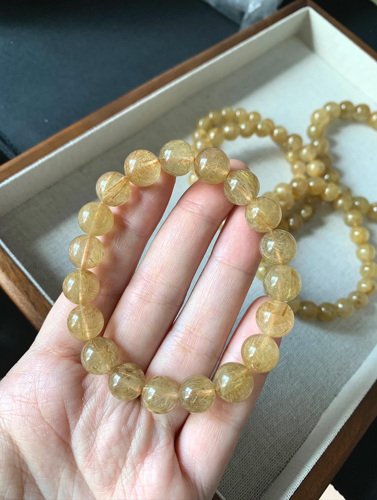 高货维纳斯烟花 满分金发晶 ｜Gold rutile 8m RM1989m RM25810m RM328减少优柔寡断, 犹豫不决问题适合缺乏主见, 缺乏气势的人适合职场上需要作出决策的人（工作主管/高层/老板）五行中属金, 减少花钱如流水的问题对应太阳轮, 平衡控制欲与意志力帮助肠胃等消化器官, 对应胃、十二指肠、肝、胆、胰脏，甚至皮肤、横隔膜(呼吸系统)等Golden Rutilated Quartz is high vibration crystal for self-empowerment. Its positive energy helps to brighten up gloominess, boosts self-confidence and strengthen our will-power. Golden Rutilated Quartz is also a famous crystal for abundance. It brings luck, and enhances logical thinking and analyzing skill, which helps us perform better in our professional life. It also helps us to reflect on our past events and issues, and get a better understanding of them, so as to prevent unwanted histories from repeating. Golden Rutilated Quartz is helpful in replenishing energy that is lacking in our body  and clears blockages in our meridian areas.  It can also be used to attune better mediation state. #金发晶 #维纳斯金发晶 #维纳斯烟花金发晶 #天然水晶 #goldrutile #crystal #crystalhealing #crystalbracelet #crystaljewelry  #naturestone #gemstone #马来西亚水晶网店 #naturecrystal