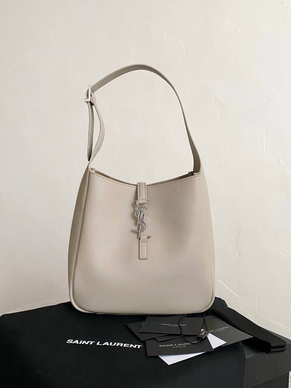 【已更新最新细节⚠️】 ys1 hobo bag腋下包海盐色(银扣)🦙 大爆款🔥我和你们说，这只包看着普普通通 但是上身是真的很好看！ 第一次看到他们家有这种慵懒的腋下包 整个包都是柔软的原厂胎牛皮 又轻容量又大，真的很～～好背 这只包的灵魂在于圆滚滚中又有型 市场很多做得太挺括硬朗，那种货打咩啊❌ ZP开发⚠️全套包装哦～ 23×22×8.5cm713938m
