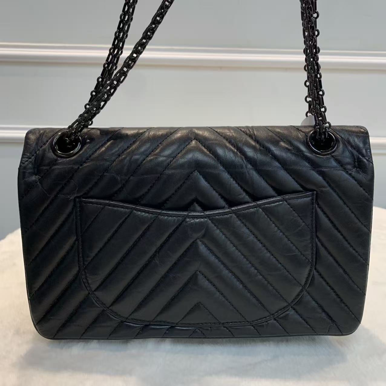 Chanel 香奈兒2.55中號 So Black 全黑牛皮 做舊風V紋 經典款鏈條斜挎包