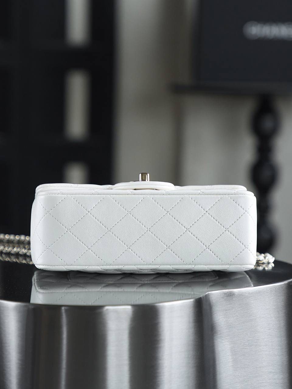 CF Mini手提包鑒定版 👜 一包一碼 支持全球鑒定查驗身份證原廠專G GR原廠皮料過關清單資料可査詢 經典的翻蓋加上獨特的提手，既保留了CF經典韻味，又增添了一份俏皮！ 而且單肩、斜挎、手提三種背法隨意切換，它都能輕鬆成為焦點！ 五金：全銅淺金扣 皮料：GR原廠小羊皮 尺寸：12*20*6cm