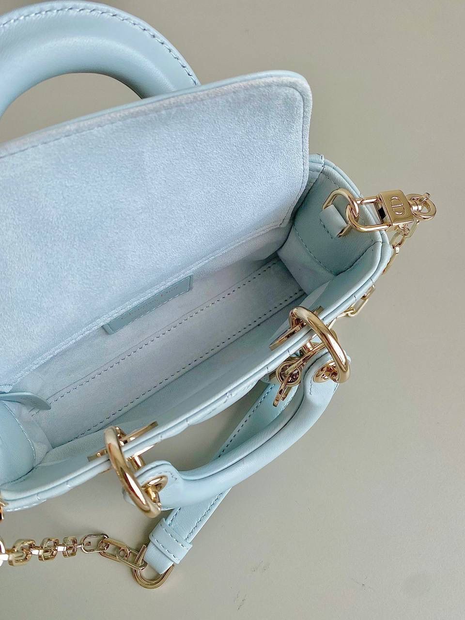 湖水蓝，超迷你🩵🩵 𝗗𝗶𝗼𝗿 𝗗-𝗝𝗼𝘆 𝗯𝗮𝗴23新色 秋季新颜色太甜太美了！奶呼呼的 不是正baby 蓝哈！别被网图滤镜误导了 清澈澄明的湖水颜色，是一种淡色调带绿的蓝 就会在不同光线角度下，呈现偏绿或偏蓝调 特别温柔清冽，像夏日的风一样温凉如水 干净纯粹，柔和中有股力量带来的平静感 整个人都被治愈了啊啊啊！！🌟🌟 17.5×10.5×6cm