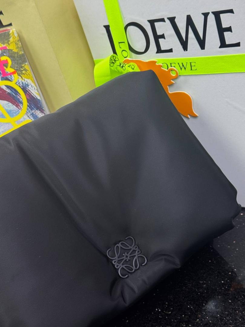 🎈尼龙𝗣𝘂𝗳𝗳𝗲𝗿 𝗚𝗼𝘆𝗮 ➖【邮差包黑色】 尺寸：𝟑𝟎-𝟏𝟎-𝟐𝟎.𝟓𝐜𝐦 编码：012124 该款邮差包外部由丝滑尼龙材质制成，内里搭配进口纳帕小羊皮，正面饰品牌标志性Logo，容量大😍 搭配一条可拆卸可调节的刺绣宽肩带，可肩带或者斜挎，磁扣开合，内部拉链口袋😎