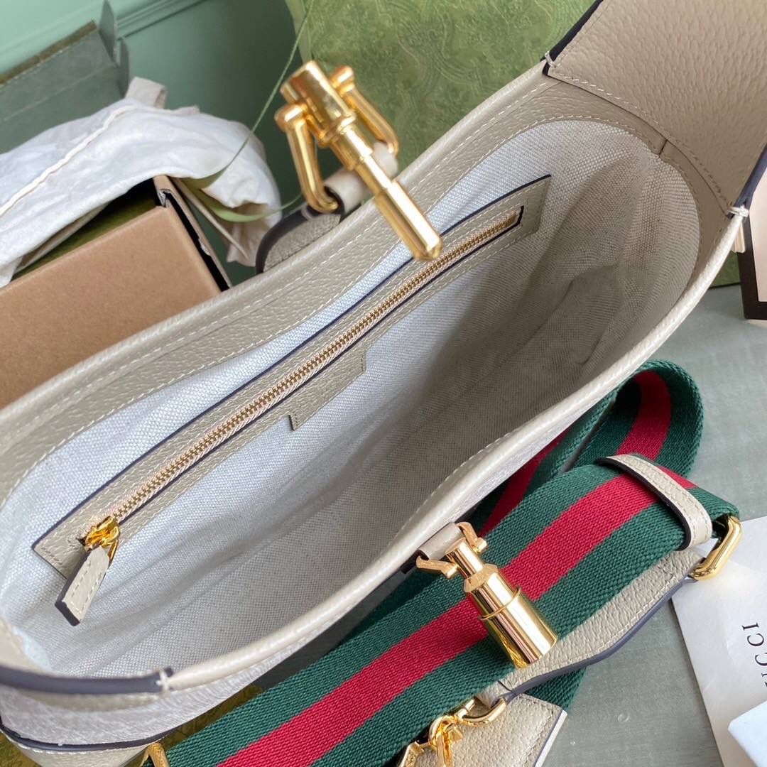 👜独家特级正品 💕 g678843 经典jackie 1961系列手袋在2020秋冬系列中经重新演绎后焕发新的活力。 本季这款具有辨识度的手袋重回时尚前沿，为典藏设计注入现代时尚格调，附带绿色和红色织带➕附赠额外的肩带，可通过搭扣固定在手袋上～打造手提、肩背或斜挎等多样化的携带选择。 以清爽的燕麦色为基调，又融入了一点点大自然的野性✨🔥