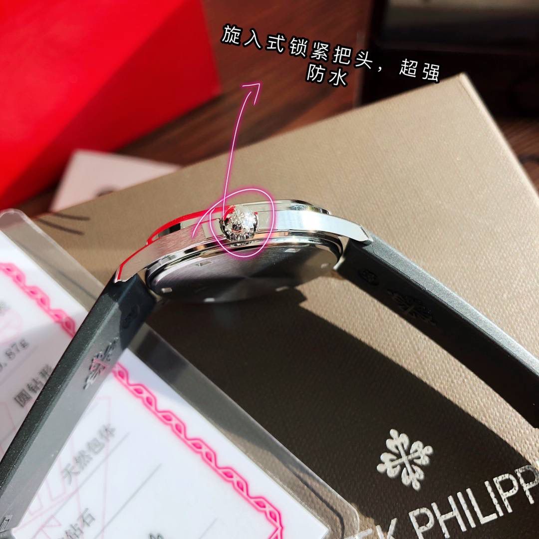 细节实拍‼️百达翡丽AQUANAUT 搭载原装瑞士石英机芯 。由100个零部件组成的一颗小而强大的内脏。真正做到零返修零误差！表盘设计也颇为独特，个性的浮雕表盘，精致立体字块。整个手表看起来立体感 高级感十足！玻璃采用蓝宝石超强硬度水晶玻璃。防反光 防刮花。进口热带复合材料橡胶表带，佩戴极为舒适贴手，适合各种手腕。搭配原装蝴蝶表扣 佩戴方便。最强舒适感😍🤟🏻