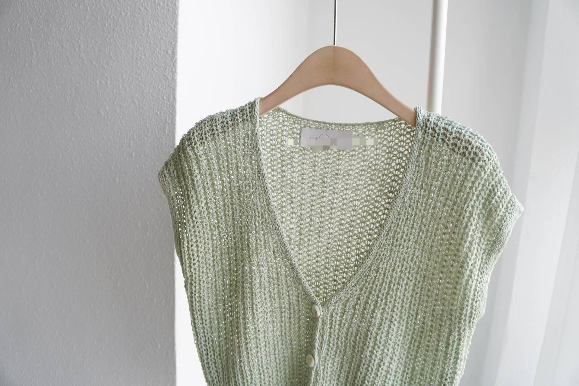 ＜限時預購＞ V 領鏤空針織背心 TW260307K02 《9/3截單，預計4月中旬到港》