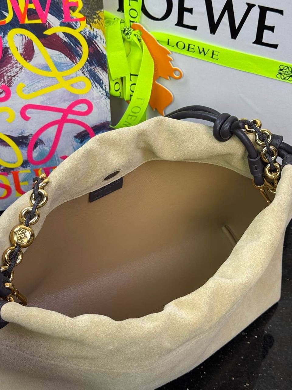 🎈中号链条款𝙁𝙡𝙖𝙢𝙚𝙣𝙘𝙤 𝙋𝙪𝙧𝙨𝙚磨砂皮 ——【杏色】 尺寸：𝟯𝟬-𝟭𝟬.𝟓-𝟮𝟬𝐜𝐦 编码：012403 【配全套礼盒】 👉🏻延续福袋收缩绳褶皱设计•羊皮包身手感细腻柔软❤️ 👉🏻链条肩带➕皮肩带的双肩带设计•时尚百搭•给足了集美们多样化的选择。肩带可拆卸可调节•磁扣开合•正面烫金𝙇𝙤𝙜𝙤•呈现出高贵典雅的视觉感😍 👉🏻独家背景➕独家品质➕独家全套砖柜礼盒套装•市场高端品质皆在我手✌🏻