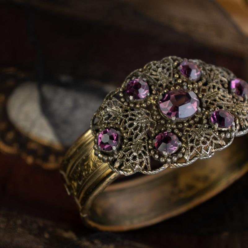 Vintage Mid-century Sophisticated Victorian Style Purple Glass Filigree Bangle /Bracelet (EA1848)