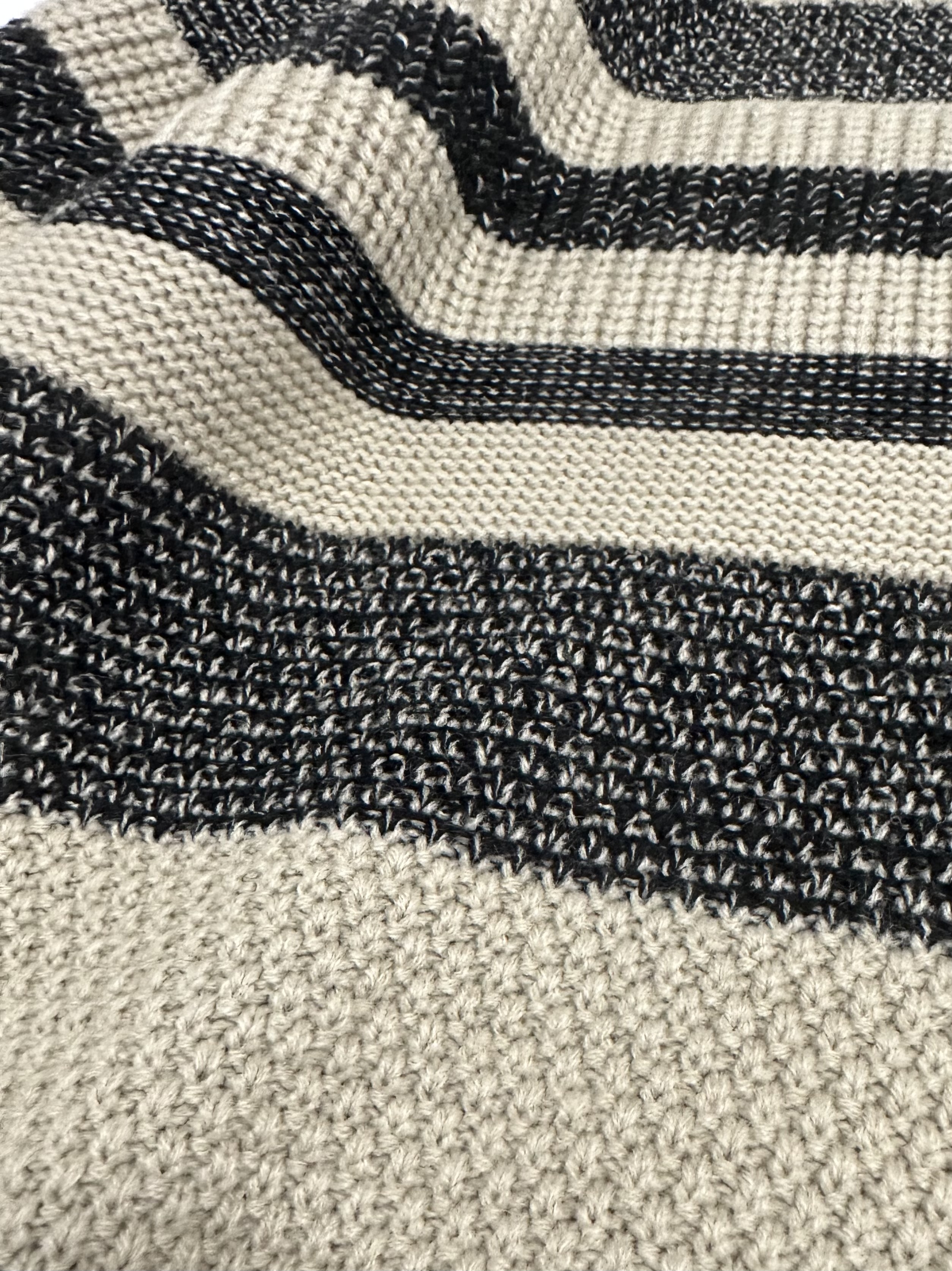 米黑粗條紋 V 領長針織毛衣