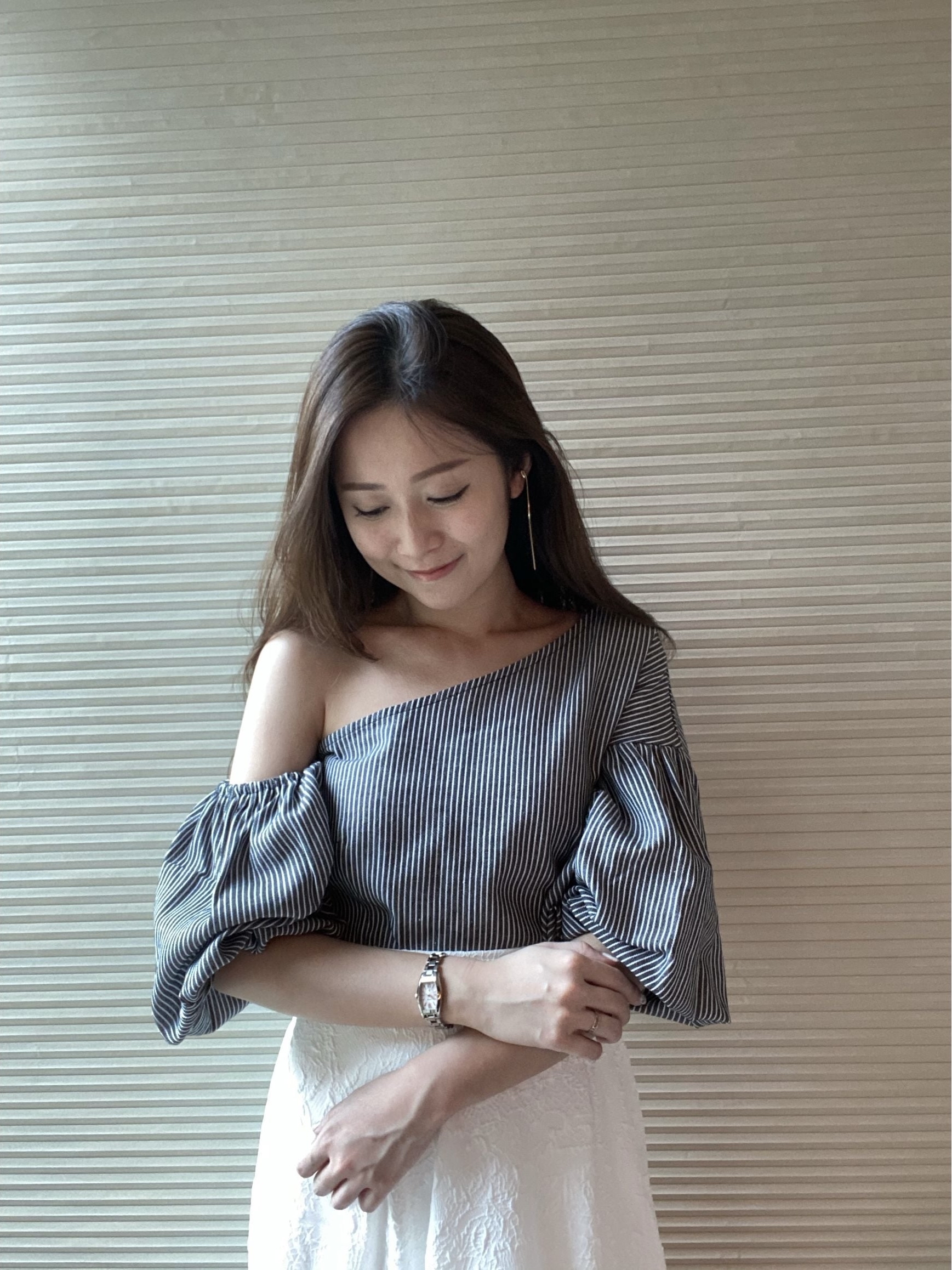 泡泡袖子斜肩條紋上衣(KR)[灰黑底間條]359937