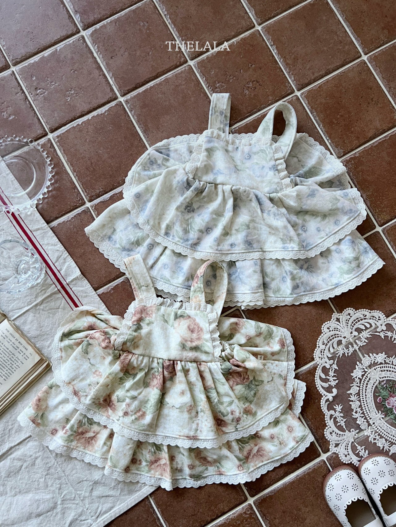 🌸預訂 韓國直送🌸🇰🇷THELALA兩色花卉滿印蕾絲花邊吊帶連身裙