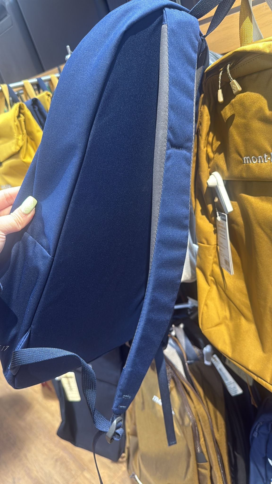 Montbell delight backpack 20 買過俾屋企人用！個背囊真係好卸力！ 個袋好重！但上身孭住一d都唔重 Navy / blk / yellow /ivory