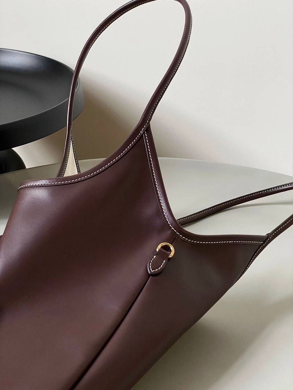 🈶石南木色 𝗠𝗶𝘂𝗠𝗶𝘂24秋冬 𝐢𝐯𝐲托特 今年这只巧克力色 给调色师跪下了！ 一整个浓浓的秋冬氛围感，已经开始期待秋天了 不管是皮质还是色泽都超有质感 根本爱到不行啊 近两年miu水涨船高，爆款制造机 出什么火什么，杀疯了已经，都去冲 35×40cm #F0110m