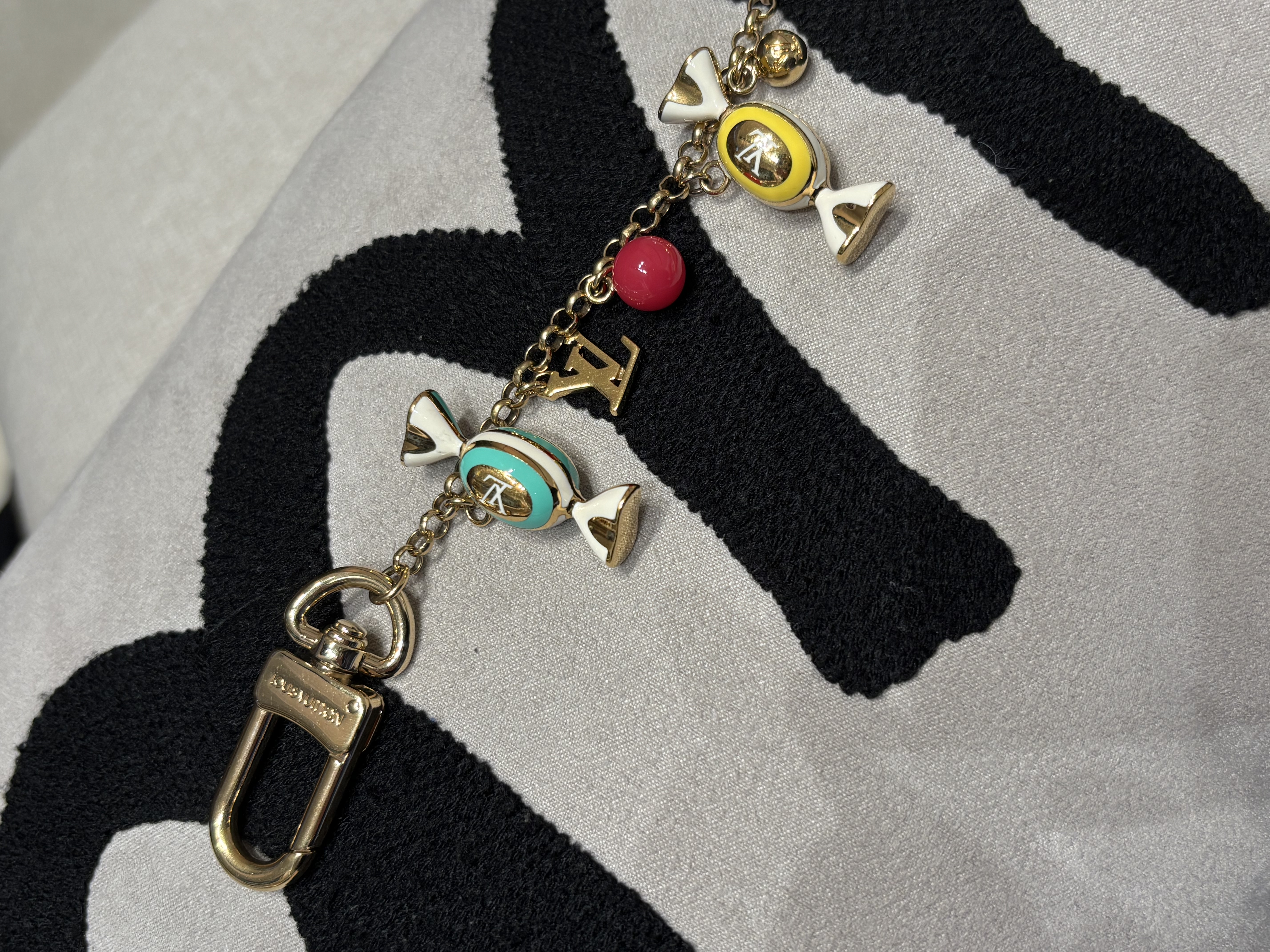 Lv key chain 手袋吊飾 100%Authentic,98%new ✅dust bag  