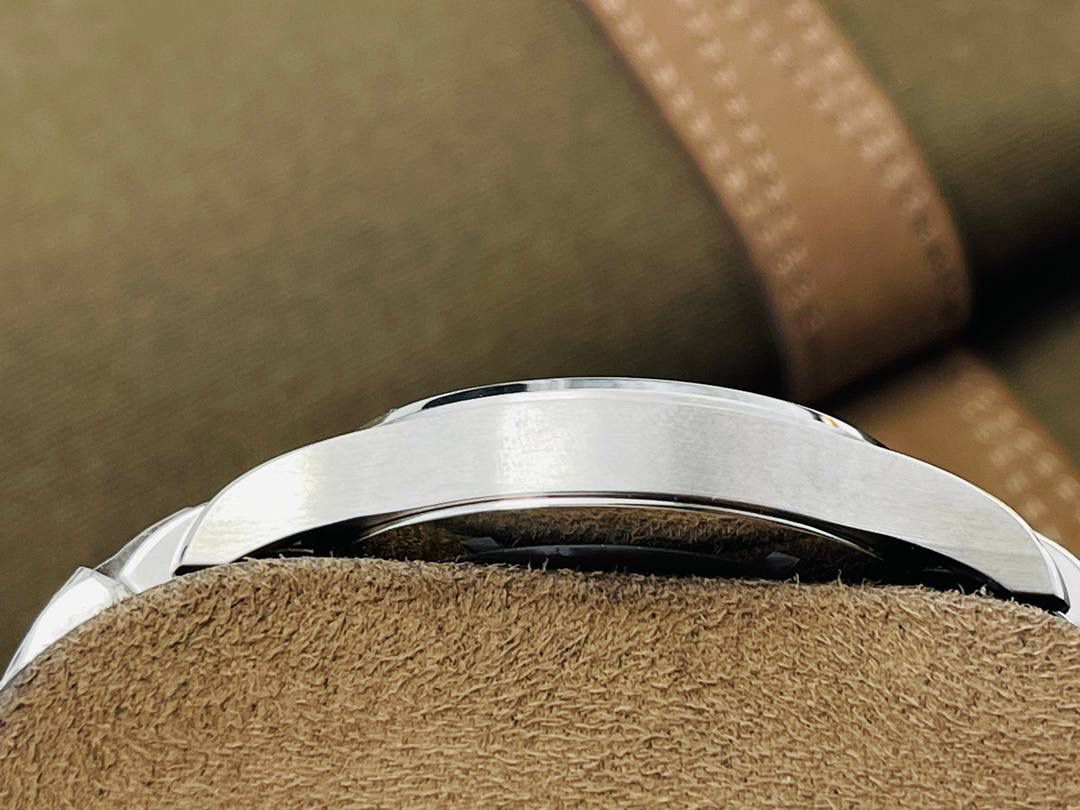 市场超级副本 原版开模 万.国IWC飞行员系列马克十八18商务腕表！超级副本！ 1⃣️直径40MM，尺寸与原装一致！原装快拆钢带！相对传统的精钢材质不仅更抗磨损，耐腐蚀，也大幅降低了腕表的重量，给日常佩戴提供了便捷。 2⃣️搭载9015进口机芯（零返修）！每个机芯都是经过严格挑选达到天文台级别。所有细节均完美克隆，且此款万.国IWC飞行员腕表视为万.国IWC经典款型，任何场景着装均适合佩戴。