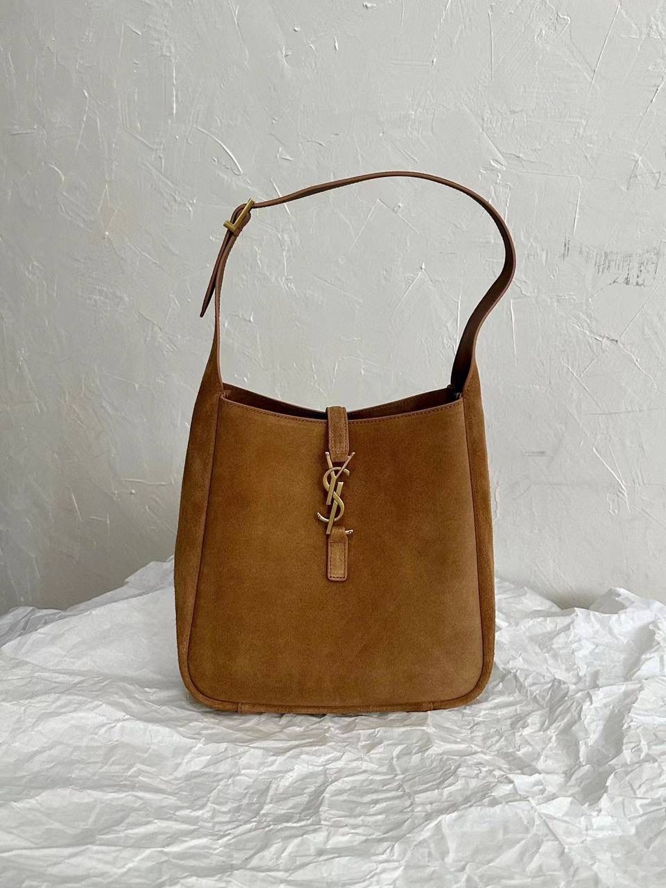 YSL hobo bag腋下包 仨尺寸，都有哈，看中⭕ 销量王🔥ys1 hobo bag腋下包 我和你们说，这只包看着普普通通 但是上身是真的很好看！ 第一次看到他们家有这种慵懒的腋下包 整个包都是柔软的原厂胎牛皮 又轻容量又大，真的很～～好背 这只包的灵魂在于圆滚滚中又有型 市场很多做得太挺括硬朗，那种货打咩啊❌ ZP开发⚠️全套包装哦～ 23×22×8.5cm713938m