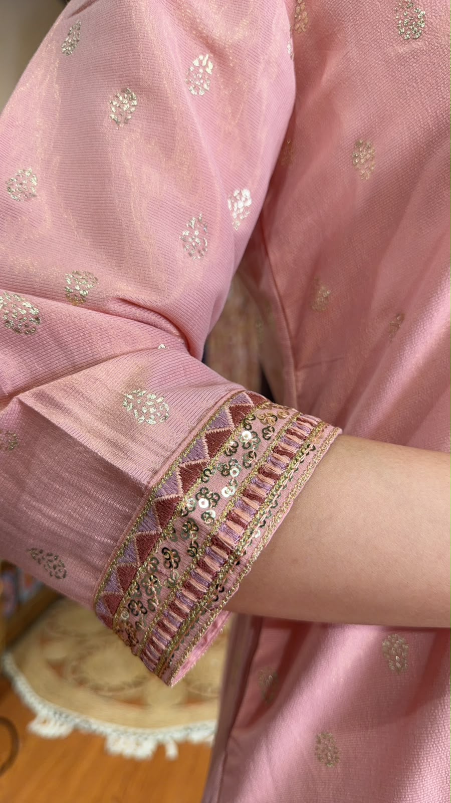 3166 Pink V-neck Emb. OP