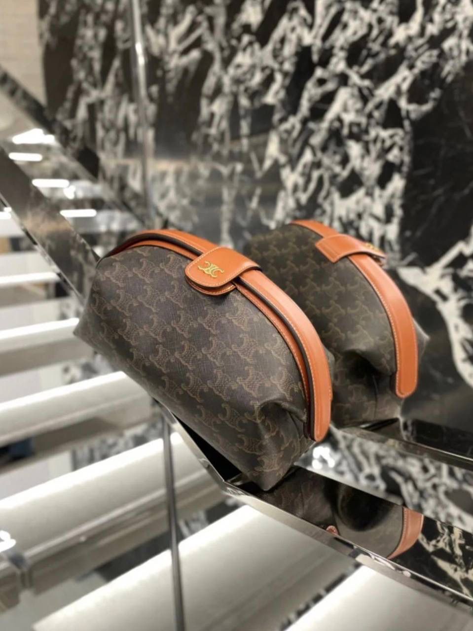 🔥大货实拍图 𝗖𝗘𝗟𝗜𝗡𝗘 ♥️ 𝗧𝗥𝗜𝗢𝗠𝗣𝗛𝗘手拿包 型号：100772 尺寸：24*8.5*15cm CELINE老花系列又新晋一款手包，容量很足够，试过手抓起来不会扁扁塌塌的感觉💫