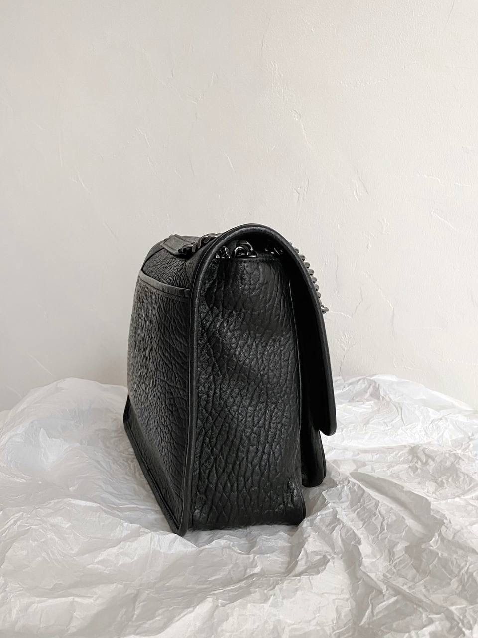 ys1 niki羊皮粒面款 大号黑银🖤🌪️柔软的新皮料来袭～被宋佳一背，直接一整个火到不行 作为他们家的must have之一 我们找到了专门做了10余年ys1的老师傅来做 按他的话说，闭着眼睛都能做出来 原厂皮，全钢五金，半金半银的烫金logo 这个包真的做得非常非常好！ 我们也和zp一样同步更新了两个"D扣"小耳朵 听我一句，niki种草了就一定要买 几乎每个买了niki的姐妹都会后悔买晚了！早买早享受咯～ 大号：32×23×9cm803777m💰 中号：28×20×8.5cm633178m💰 小号：21×16×7.5cm633179m💰 mini：18×12.5×5cm828736m💰