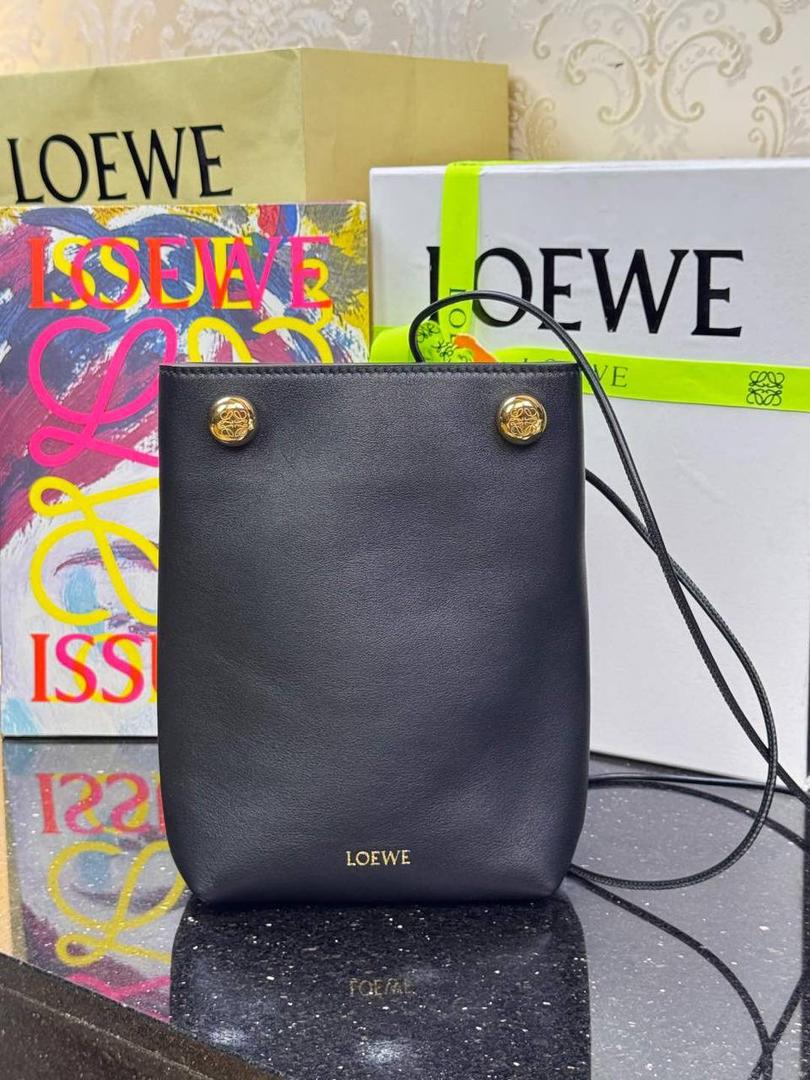 全新𝗣𝗲𝗯𝗯𝗹𝗲手机包4️⃣色到货💕 【市场最顶级品质•全钢五金♥️】 尺寸：𝟮𝟭.𝟱-𝟭𝟳-𝟳𝗰𝗺 编码：652406 【独家背景➕独家品质➕独家包装•给你最好的品质】