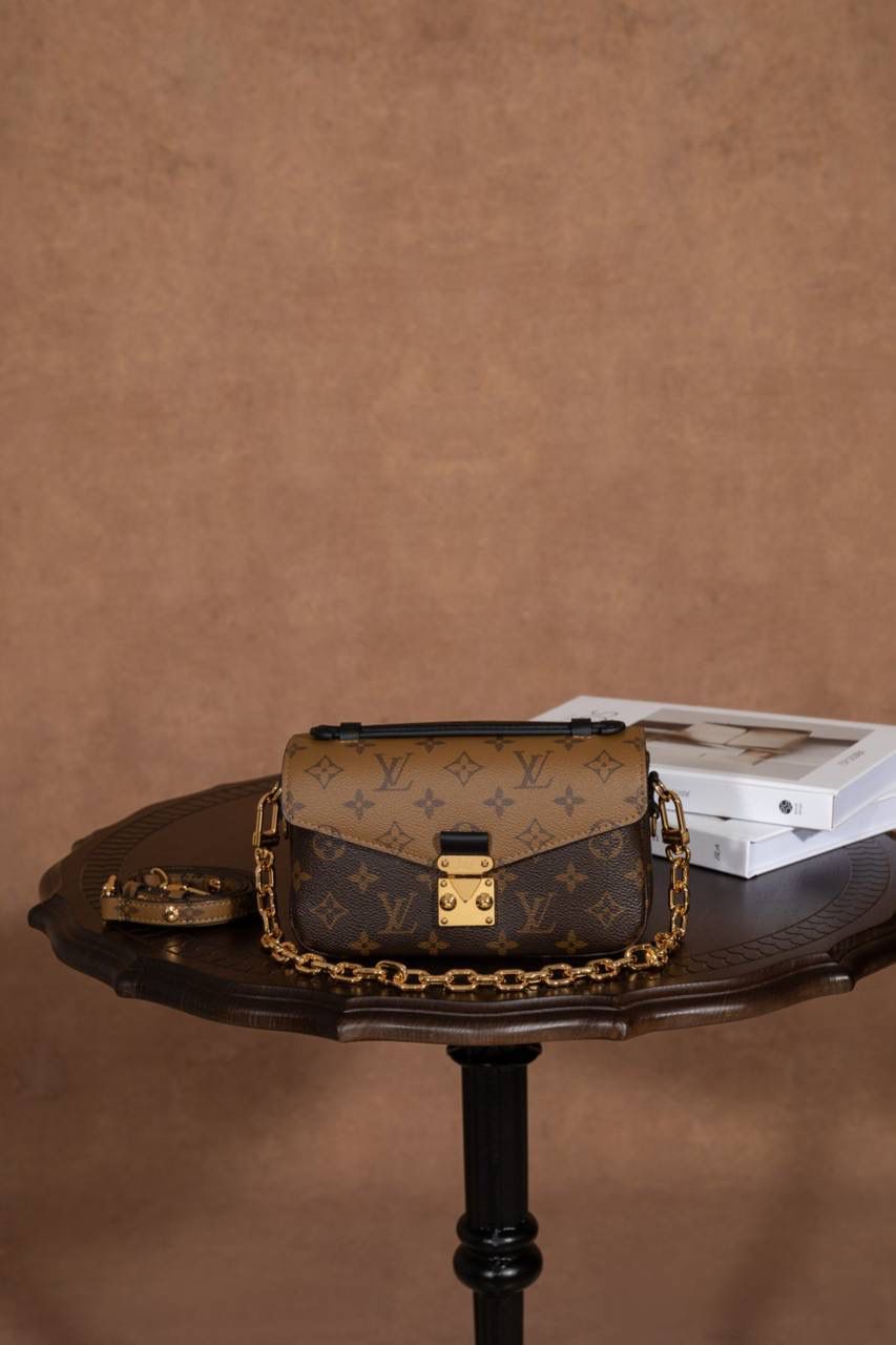 LV小邮差🎀 用的是 A+ 级全钢五金，亮亮的很有质感；再加上进口高弹面料，摸起来舒服，有弹性又有光泽，真的很加分咯 ✨ 渠道货包装，简单大方不浮夸。尺寸 21.5 × 13.5 × 6cm，小小一只但很实用，出门背刚刚好 👜