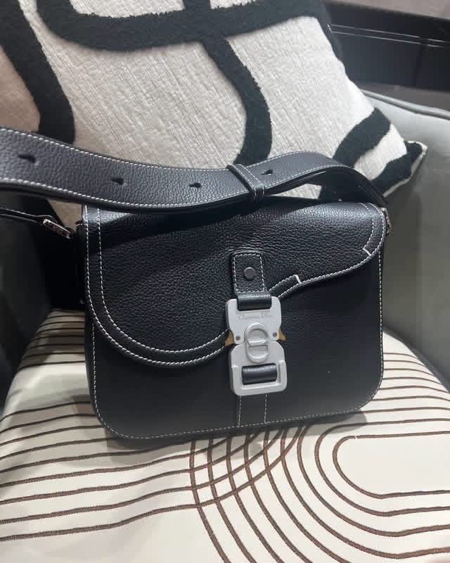 Dior saddle medium calfskin  100%Authentic ,98%new✅塵袋