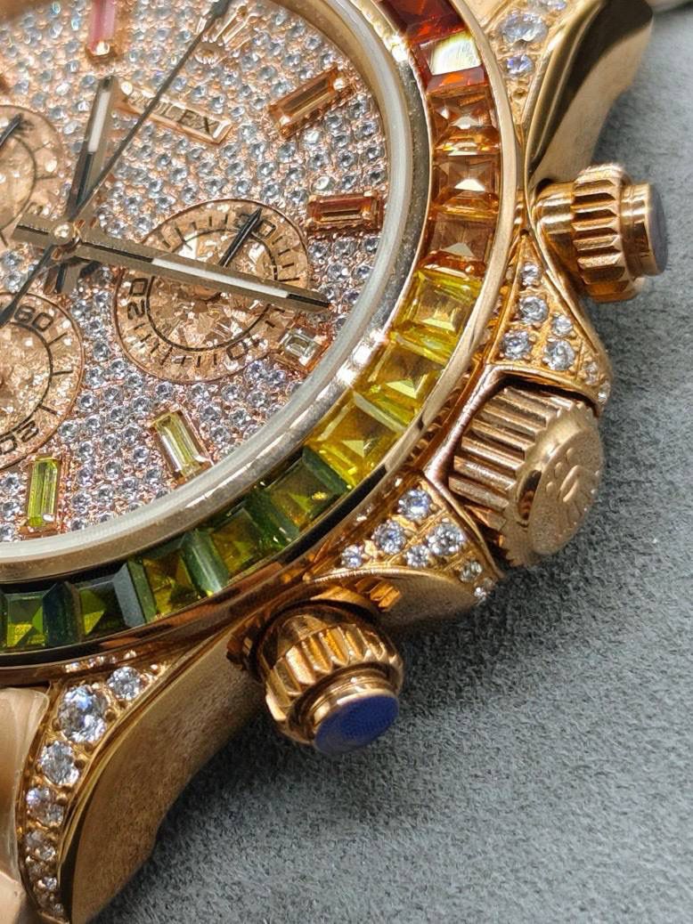 劳家 ROLEX 迪通拿系列 🎮OM6 飞越彩虹之巅---劳力士彩虹迪通拿 铂金眼 铂金小眼Cal.7750机械计时， “二代彩虹迪通拿”表壳、表带采用316L精钢材质打磨，每个壳套全程CNC处理所有细节，再经过人工流程润饰，打磨和检测做工精细，圈口角度与宝石大小数量颜色跟专柜彩虹渐变效果一致，玻璃使用蓝宝石透彻效果镜面，机芯采用7750全自动计时机械机芯，🎮 表带分别全人工镶钻精钢实心表带OR进口氟橡胶表带，配备防止意外打开的蚝式保险扣，佩戴舒适，操作也十分简便！ 这款腕表最大的特点莫过于表圈的七彩宝石和字面的十二个彩钻刻度，彩色渐变效果一一对应，这些宝石闪耀着红橙黄绿青蓝紫等斑斓的色彩，恰似添上曼妙多姿的变化色彩，劳力士精心挑选了玲珑精巧的宝石，并组合镶嵌在了一起，为腕表赋予了奇异的光彩。🎮