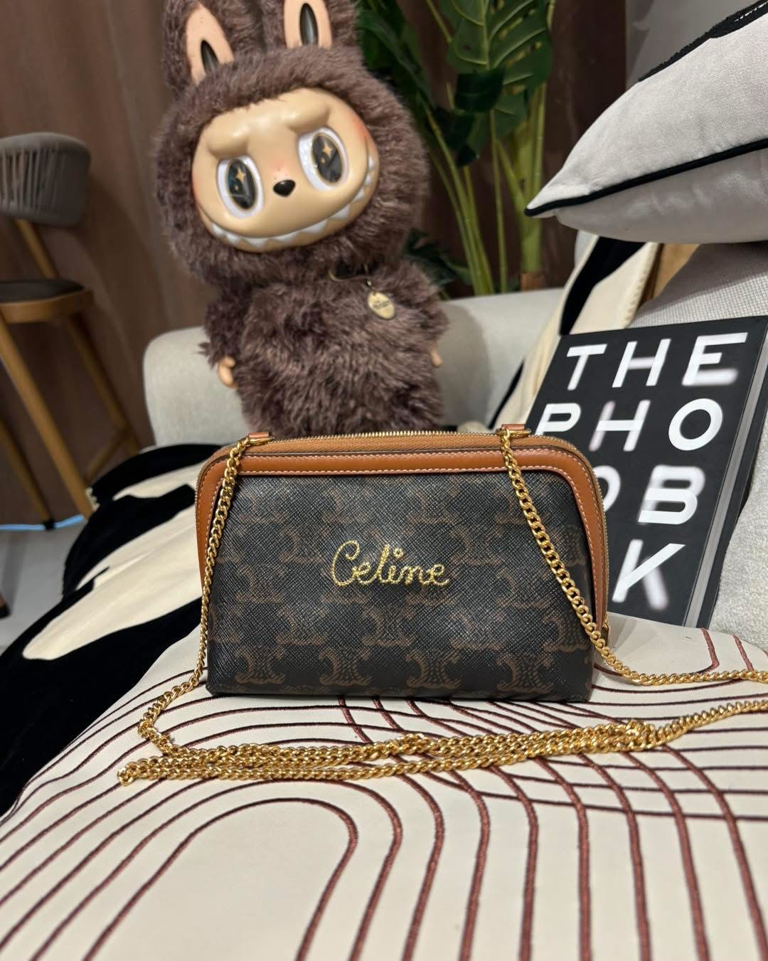 CELINE TRIOMPHE CLUTCH WITH CHAIN 100%Authentic ,95%new ✅dust bag